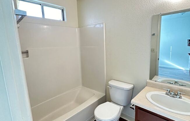 1 bed, 1 bath, $1,050, Unit Apt 19