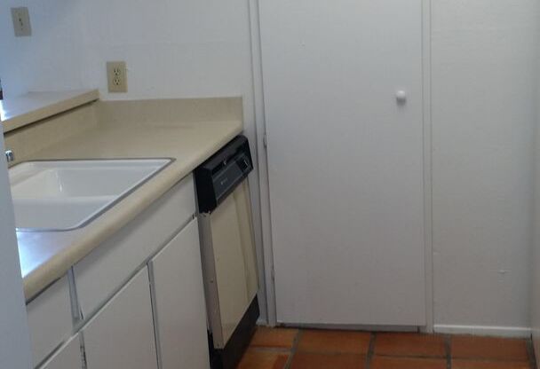 1 bed, 1 bath, 714 sqft, $840, Unit *324