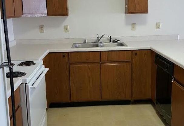 2 beds, 1 bath, $800, Unit 1810 #05