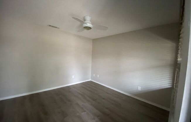 2 Bedroom 1 Bath upstairs unit in Orlando for RENT!