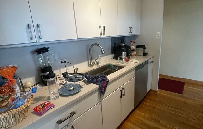 3 beds, 2 baths, 1,500 sqft, $3,850, Unit 418-1305