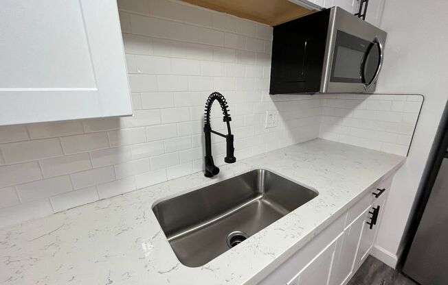 2 beds, 2 baths, 977 sqft, $1,595, Unit 18