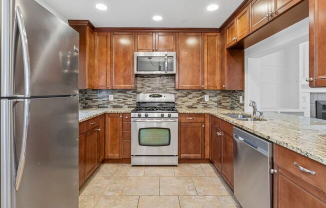 Bright 3-Bed Upper Unit w/ Deck & Yard Near Des Moines Marina