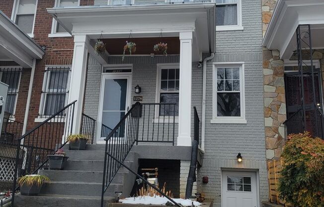 Beautiful 3BR townhouse with parking and yard