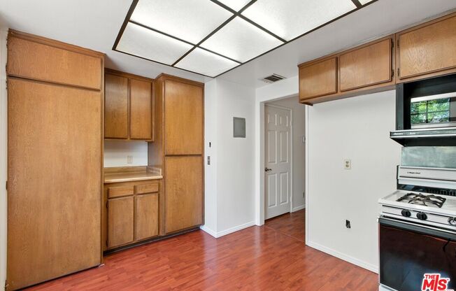 11127 LA MAIDA ST