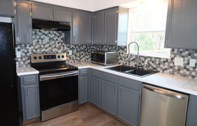 Hill Country Duplex - 1/2 Acre - Oak Hill - Cool 2Bd 1.5 BA - Totally Remodeled - Carport - $1700