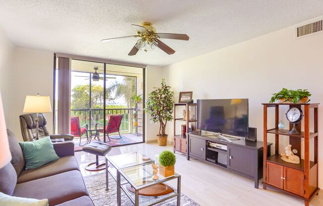 2/2 UNFURNISHED Condo in Pasadena Cove. Near beach. Nice amenities!
