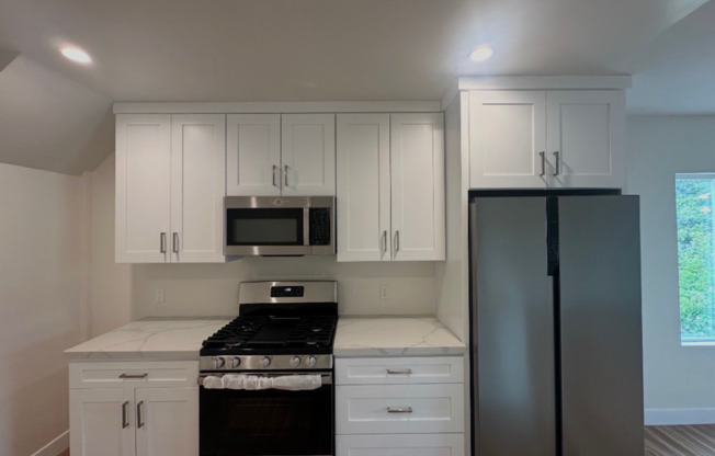 Newly Renovated 2BD/2BA with Garage