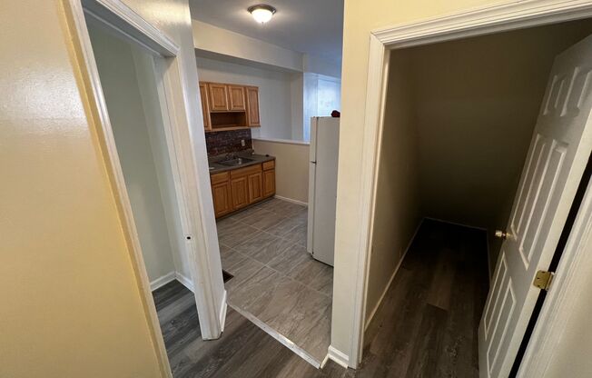 2 beds, 1 bath, $1,195, Unit 1F