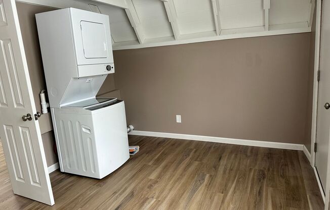 2 beds, 1 bath, $1,000, Unit B