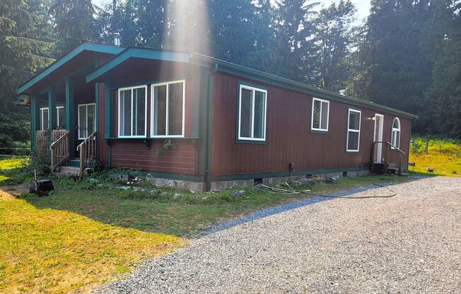 Country Home in secluded Mosquito Lake Rd Location