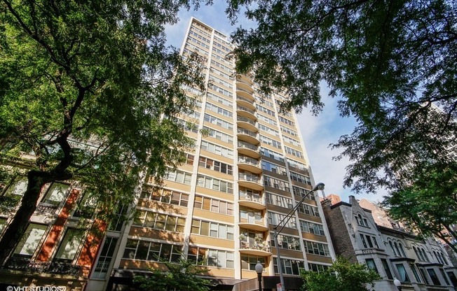 40 E Cedar St 22W