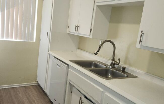 1 bed, 1 bath, $1,800, Unit 14