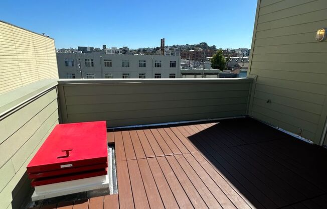 Top Floor Live work loft with 2 baths, in unit w/d and private balcony and 200+ SF roof deck!!!