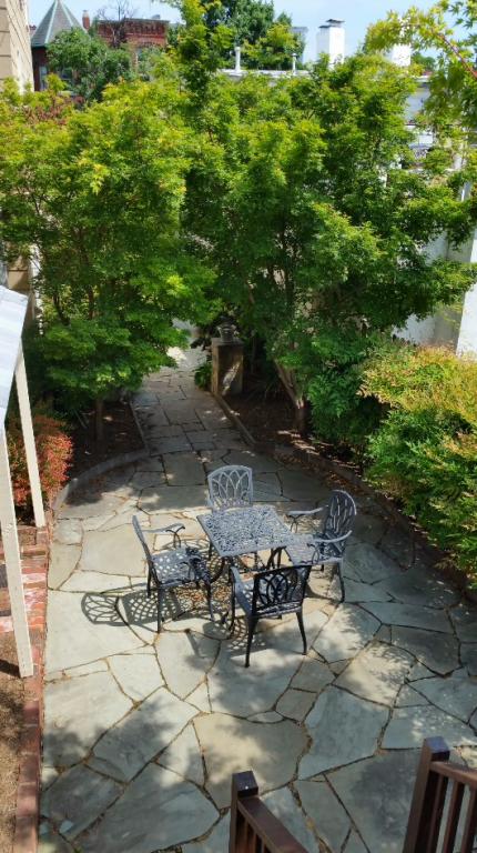 1 bed, 1 bath, 700 sqft, $4,950