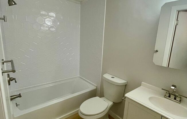 2 beds, 1 bath, 843 sqft, $1,650, Unit 5-5D