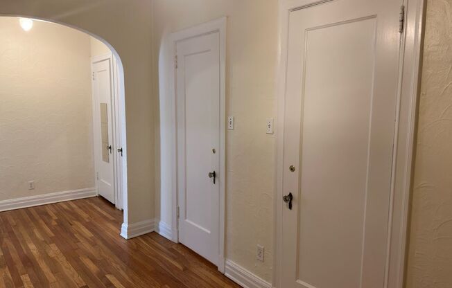 1 bed, 1 bath, 985 sqft, $1,485, Unit New King Edward  304