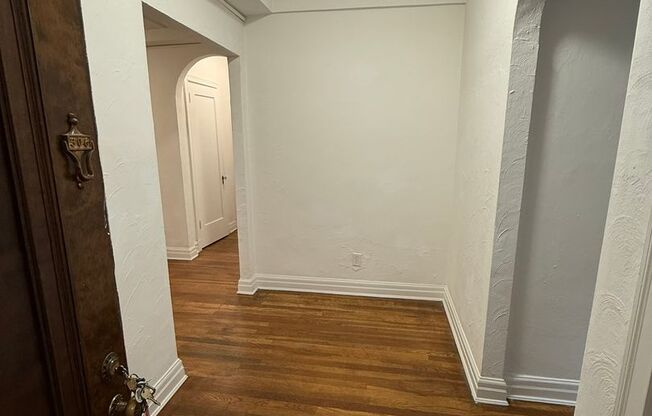 1 bed, 1 bath, 962 sqft, $1,510, Unit New King Edward  306