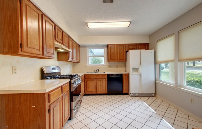 3 beds, 2 baths, $2,300