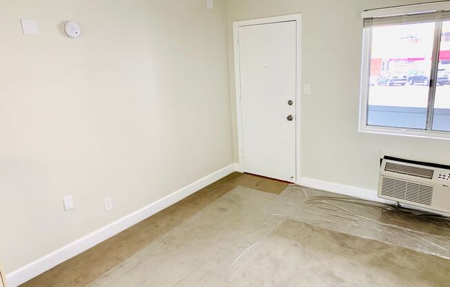 STUDIO APARTMENT AVAILABLE IN THE HEART OF LA JOLLA! Only $1,800/mo!