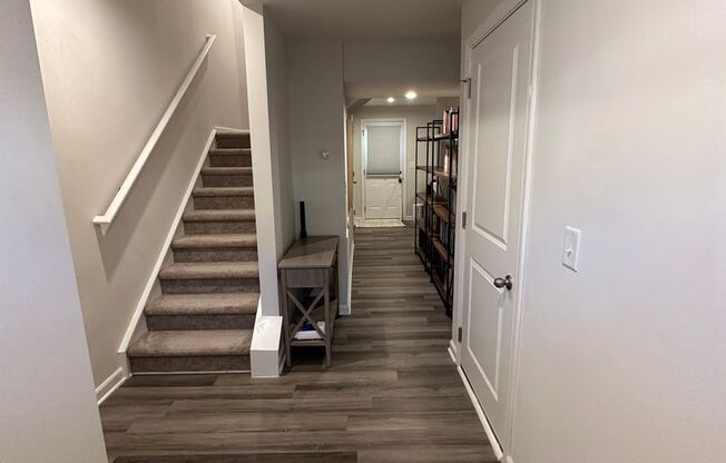 FULLY FURNISHED Like New Townhouse w/ Garage