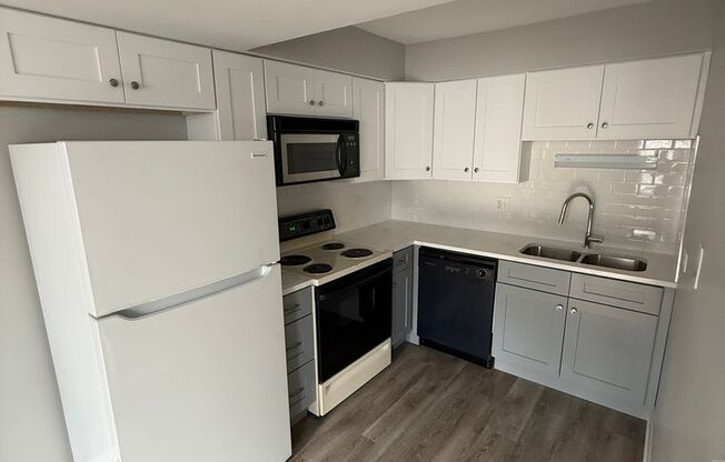 2 beds, 1.5 baths, $2,600, Unit 301