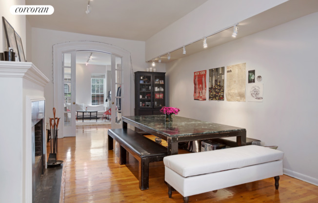 251 W 21 ST