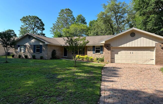 Gorgeous 4 Bedroom in Rocky Bayou Country Club Estates!!