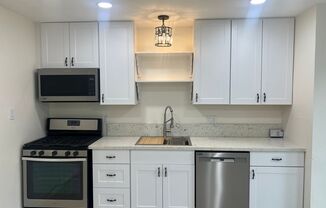 ADORABLE 2 BED DUPLEX WITH NEWER KITCHEN!! - Move-In Special $500 OFF FIRST MONTH'S RENT!!