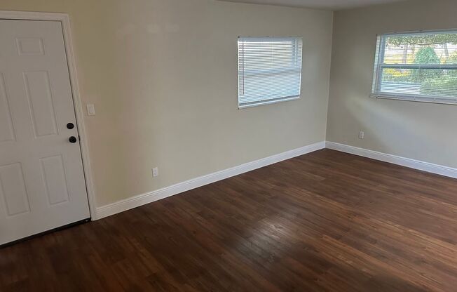 2 beds, 1 bath, $1,300, Unit A