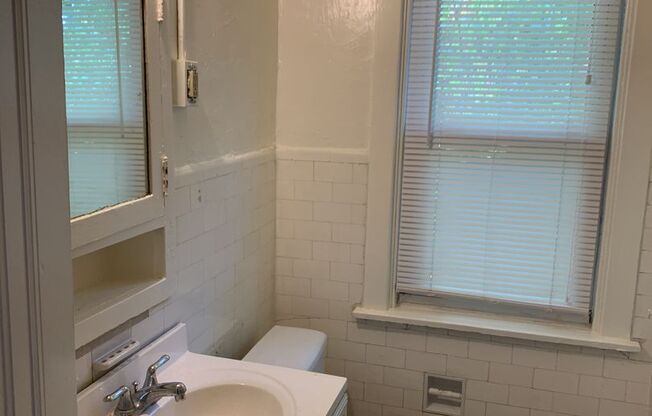 3 beds, 1 bath, $1,925, Unit 5710 A