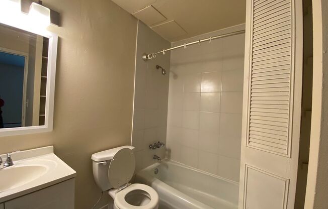 2 beds, 1 bath, $1,400, Unit 207