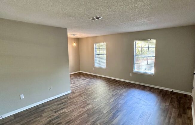 2 beds, 1 bath, 900 sqft, $1,395, Unit 117-14R