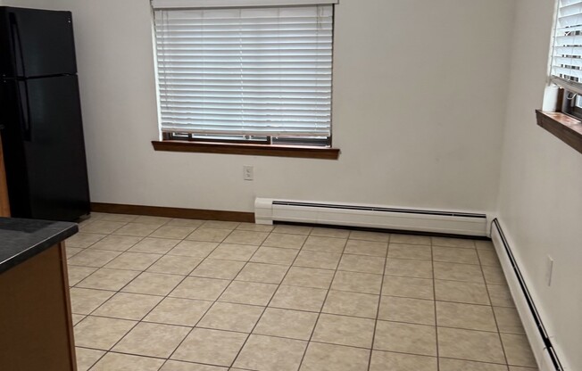 2 beds, 1 bath, $2,650, Unit 4