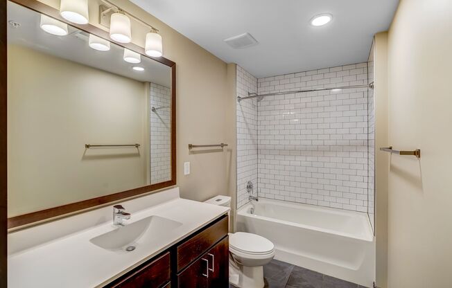 2 beds, 2 baths, 957 sqft, $2,999, Unit 915