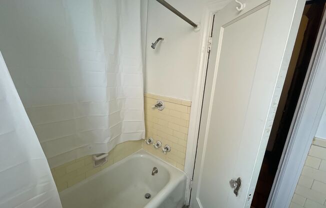 Studio, 1 bath, 400 sqft, $785, Unit 221