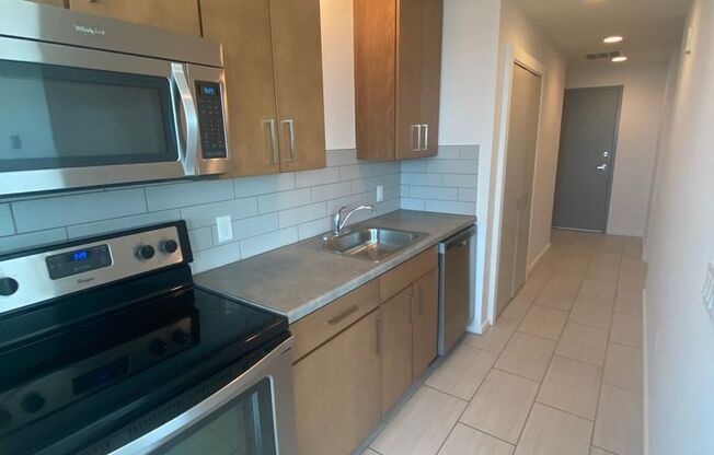 2 beds, 2 baths, 1,008 sqft, $1,715, Unit 905