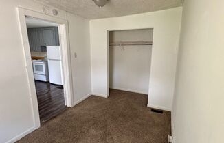 3 beds, 1 bath, $795, Unit B