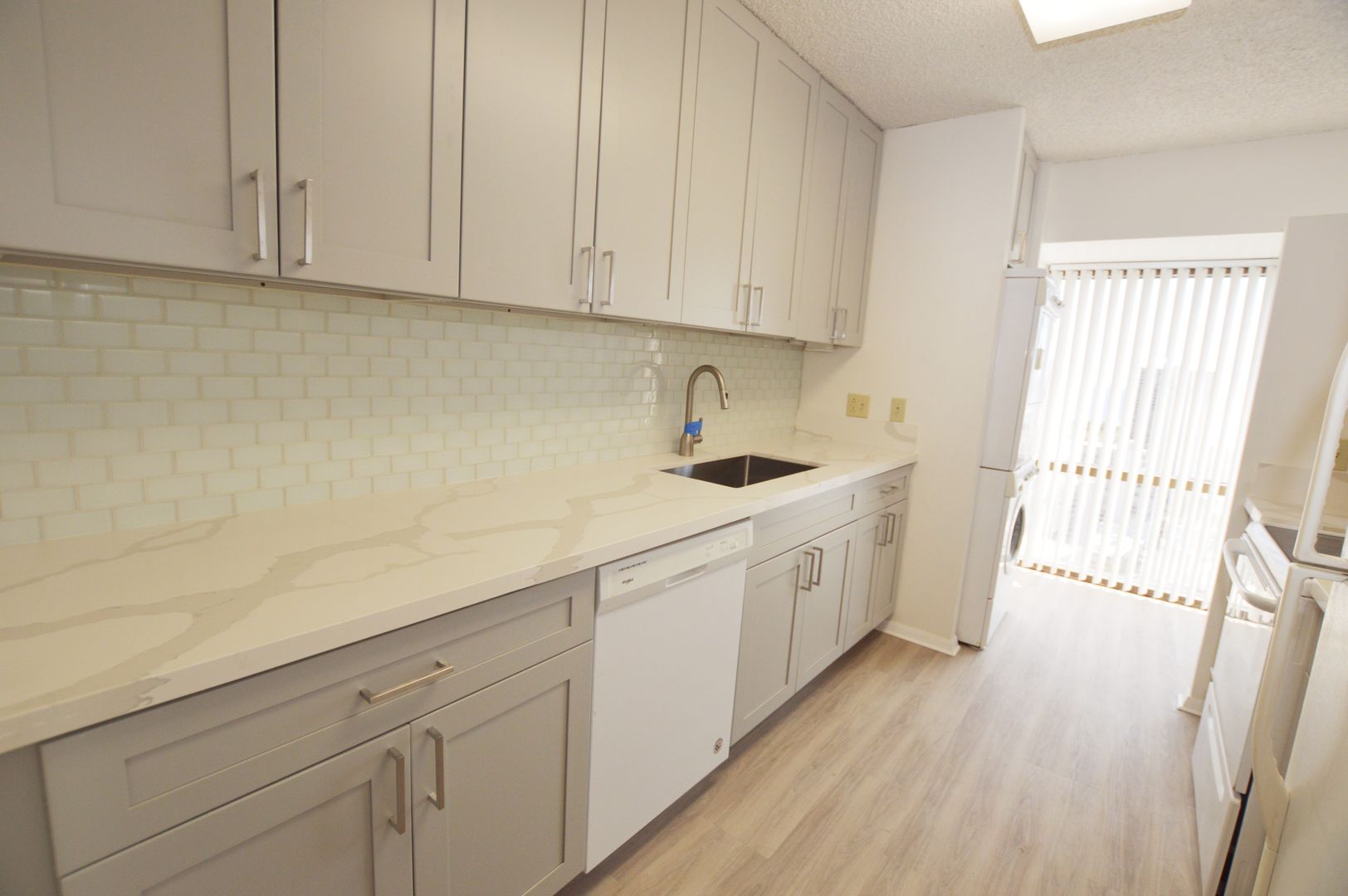 Century Center 2 bed, 2 bath, 1 parking 1065 Sq Ft with Awesome Views!
