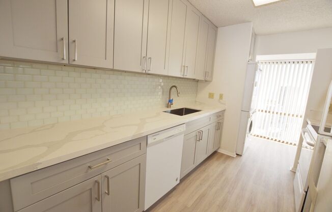 Century Center 2 bed, 2 bath, 1 parking 1065 Sq Ft with Awesome Views!