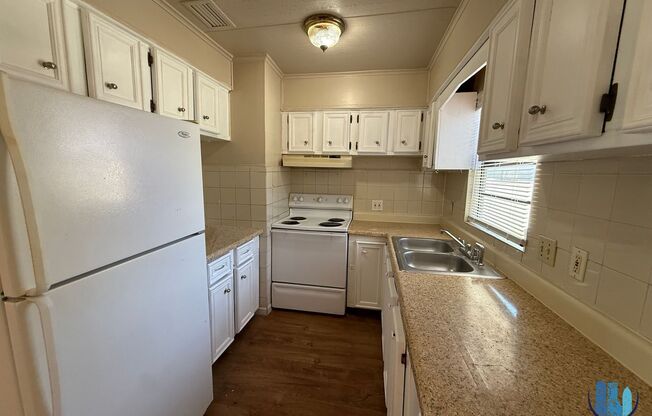 Charming 3-Bedroom Home with Garage & Fenced Backyard – Move-In Special!