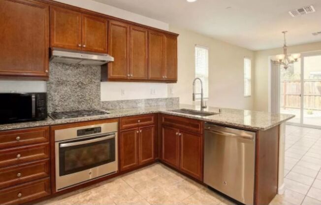 Beautiful and Sunny Home in Roseville Awaits! - Available 10/21/25- Viewings by appointment only!