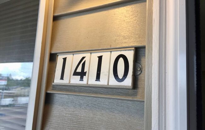 Montavilla 2 Bedroom Top Floor Unit- Great Natural light- 83 Bike Score- Carport- Fur Babies Welcome
