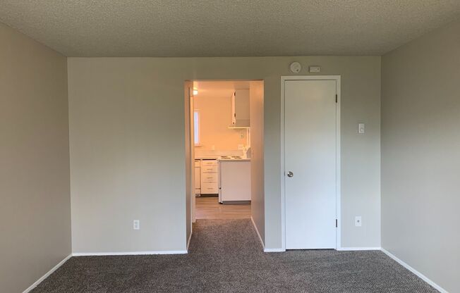 2 beds, 1.5 baths, 925 sqft, $1,698, Unit 4