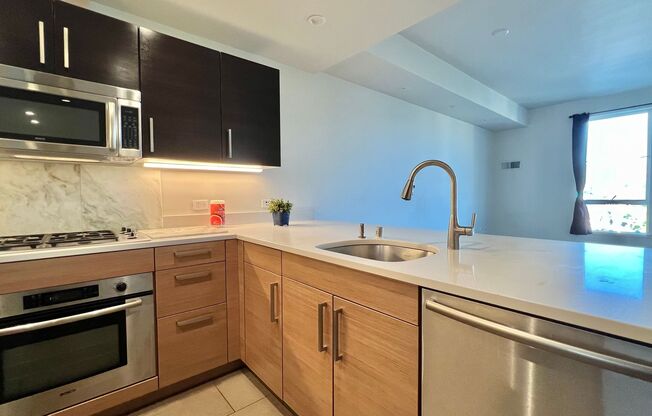 Urban living: Modern, stylish condo 2bd 2ba, and roof deck access w/ panoramic views of SF Bay