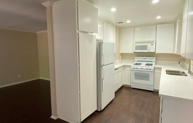 2 beds, 1 bath, $2,850