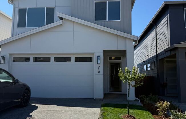 Beautiful Ridgefield Home with Modern Finishes, Spacious Layout, Attached Garage, and Convenient Access to Shopping, Parks & I-5