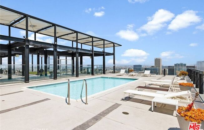 2 beds, 2 baths, $3,300, Unit 1008