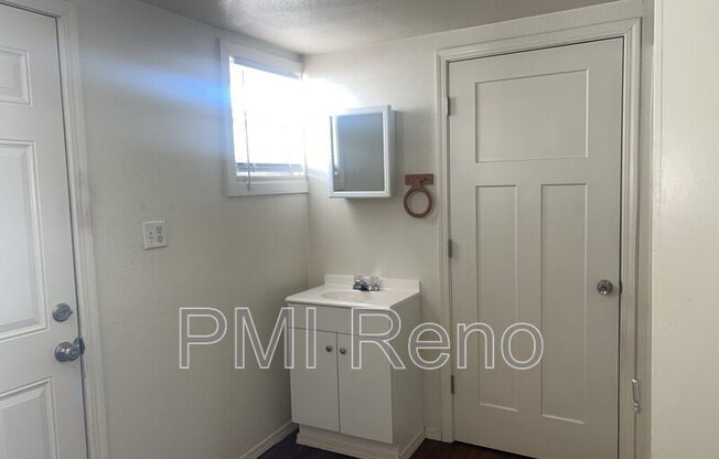 923 W 2 ST