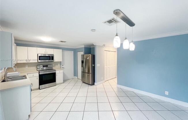 5565 SW 43 ST